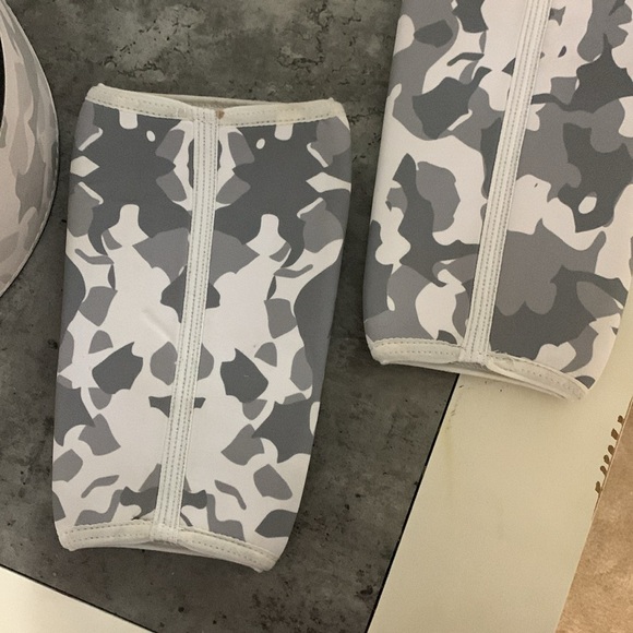 Inaka Power Bundle with 13mm Lever Lifting Belt and Knee Sleeves - Picture 3 of 6